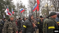 Проросійські мітингувальники біля будівлі кримського парламенту в Сімферополі, 27 лютого 2014 року