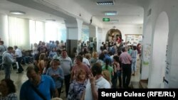 La secția de votare de la Liceul „Spiru Haret” din Chișinău