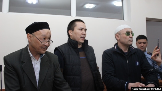 Фигуранты дела «джихадистов» (слева направо) Кенжебек Абишев, Алмат Жумагулов и Оралбек Омыров. Алматы, 3 октября 2018 года.