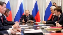 Президент России Владимир Путин в ходе совещания по вопросам социально-экономического развития аннексированного Крыма (архивное фото)