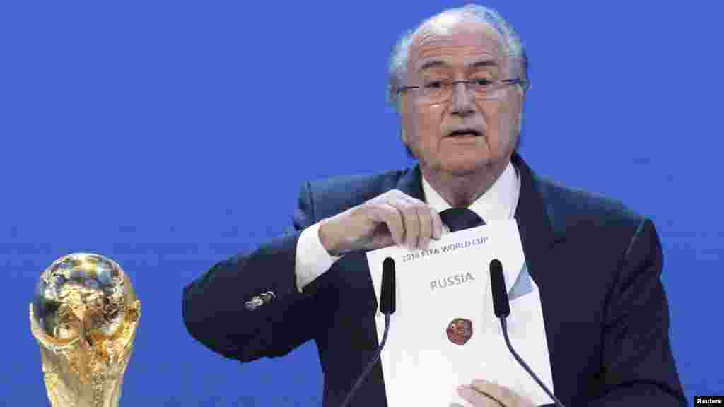 Блаттер на церемонії в грудні 2010 року оголошує Росію господаркою футбольної першості 2018 року