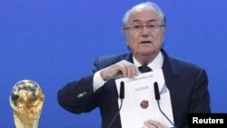 Президент ФІФА Йозеф Блаттер називає Росію господарем чемпіонату світу 2018 року, Цюріх, Швейцарія, 2 грудня 2010 року
