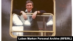 An archived document from Bulgaria's spy agency contradicts an Eastern Bloc buzz seemingly aimed at discrediting assassinated journalist Georgi Markov (shown here in 1973 in Munich).