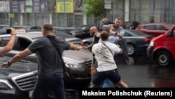 Під час бійки між нападниками на автомобіль п'ятого президента України Петра Порошенка і його охоронцями. Київ, 25 липня 2019 року
