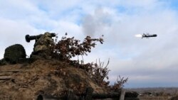 Një ushtar ukrainas duke hedhur një raketë kundërtanke Javelin. Fotografi ilustruese.