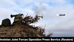 Ukrán katona lő ki Javelin páncéltörőt ismeretlen helyszínen 2022. február 18-án