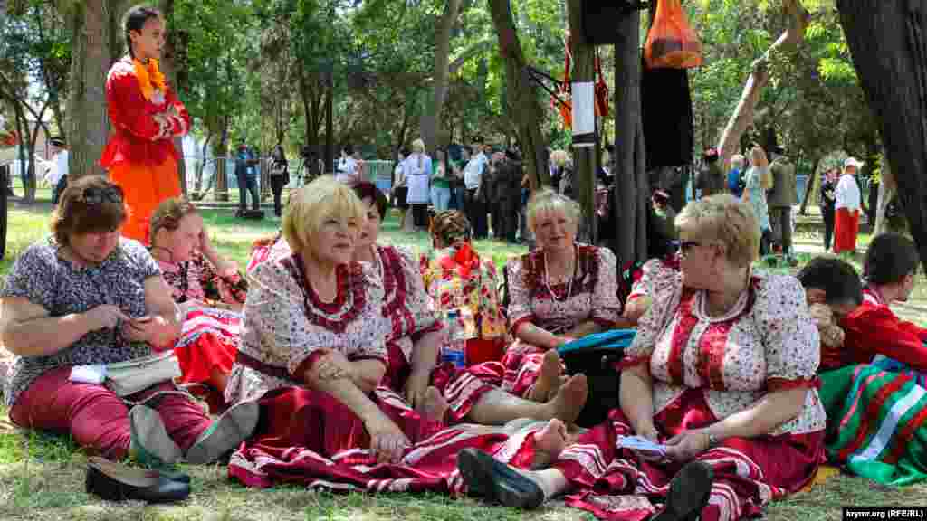 Folklor kollektivleriniñ iştirakçileri merasimniñ bitkenini bekleyler