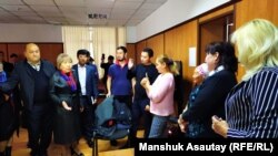 "Нұр Отан" партиясының шағымы бойынша өтетін сотқа келгендер. Алматы, 1 қазан 2019 жыл.