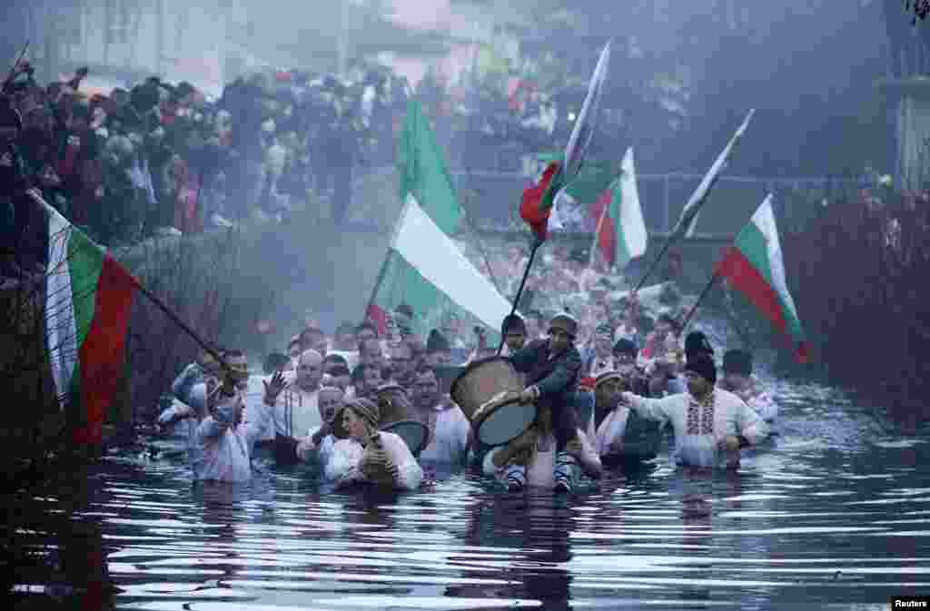 Праздник Крещения в реке Тунджа, Болгария.