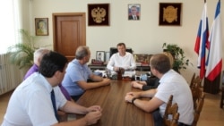 Геннадій Нараєв, міністр екології та природних ресурсів Криму (в центрі)