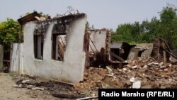 Зруйновані будинки в станиці Бороздиновська, Чечня, червень 2005 року