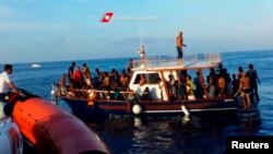 Pamje nga shpëtimi i migrantëve në Lampedusa të Italisë në vitin 2013