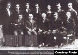 Міхась Чарот, Зьміцер Жылуновіч, Янка Купала, Міхась Зарэцкі сярод студэнтаў у Празе. 1925 год