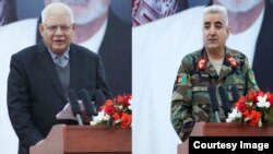 قدم شاه شهیم (چپ) وزیر دفاع افغانستان و عبدالله حبیبی، فرمانده ارتش.