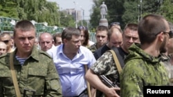 Александр Захарченко (в центре), главарь группировки «ДНР», которая признана в Украине террористической. Архивное фото
