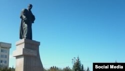 Севастопольцы возлагают цветы к памятнику Шевченко