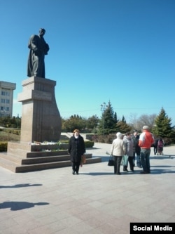 Севастопольцы возлагают цветы к памятнику Шевченко, 9 марта 2015 г.