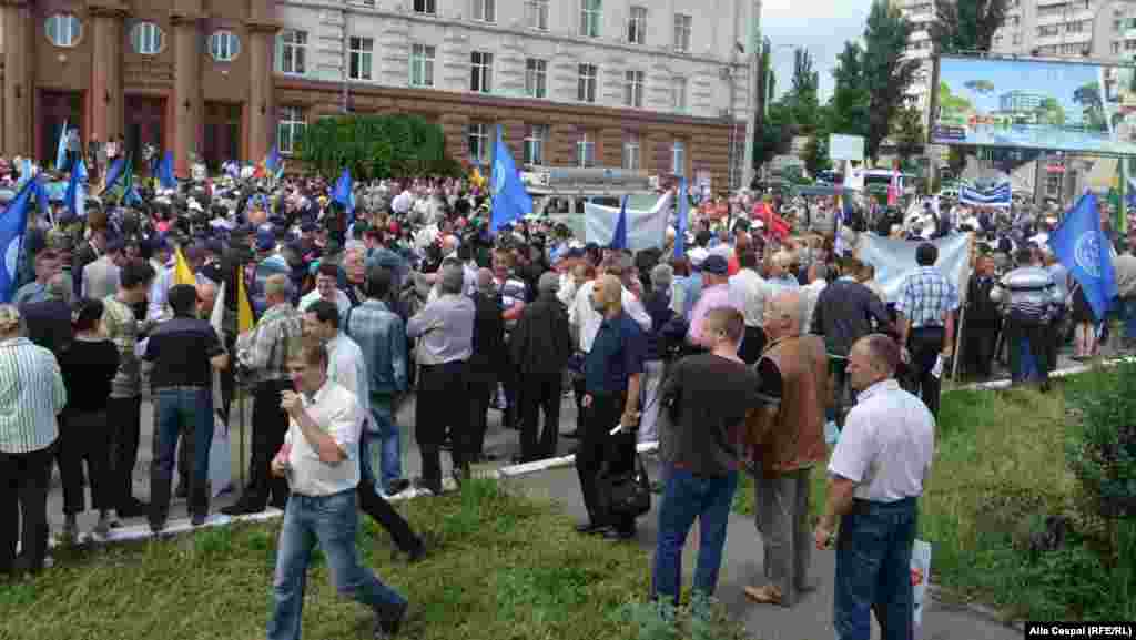 Sindicaliştii se adună la Academia de Stiinte a Moldovei, de unde a început marşul