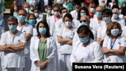 Испания - Медперсонал мадридской больницы «Ла Пас» минутой молчания почитают память коллеги, погибшего от коронавирусной болезни, апрель 2020 г.