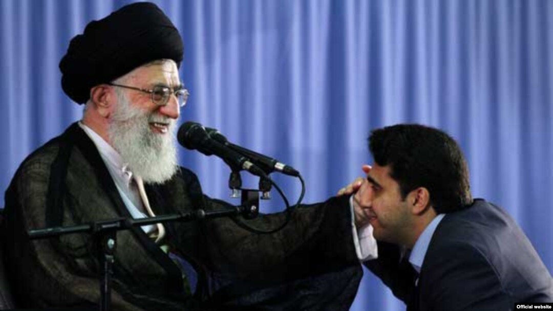 آیت الله خامنه ای در دیدار با یک دانشجوی بسیجی