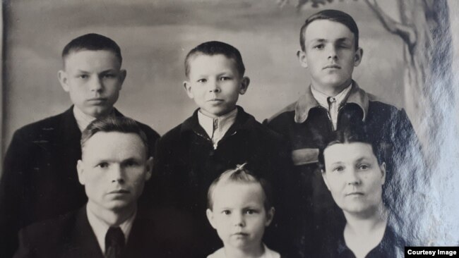 Семья Петренко, 1953 год. Валерий - в центре верхнего ряда