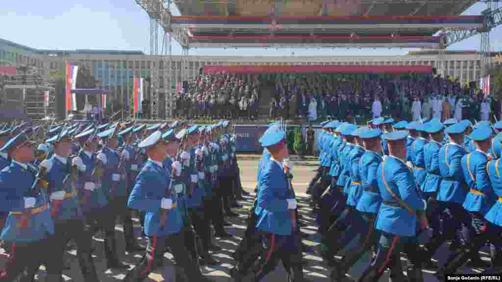 На парадата пред специјалните гости маршираа повеќе од 10.000 учесници