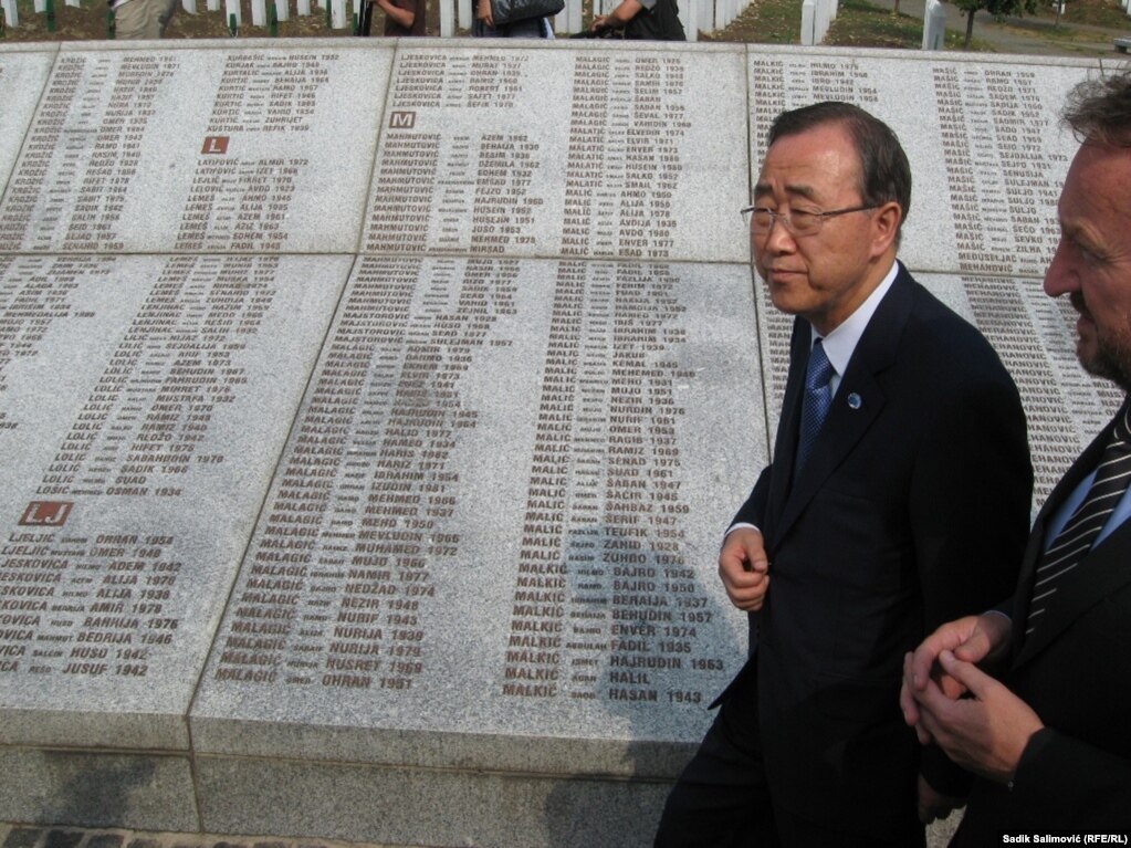 Ban Ki-Moon, bivši generalni sekretar UN-a posjetio je Memorijalni centar Potočari i poklonio se žrtvama genocida.