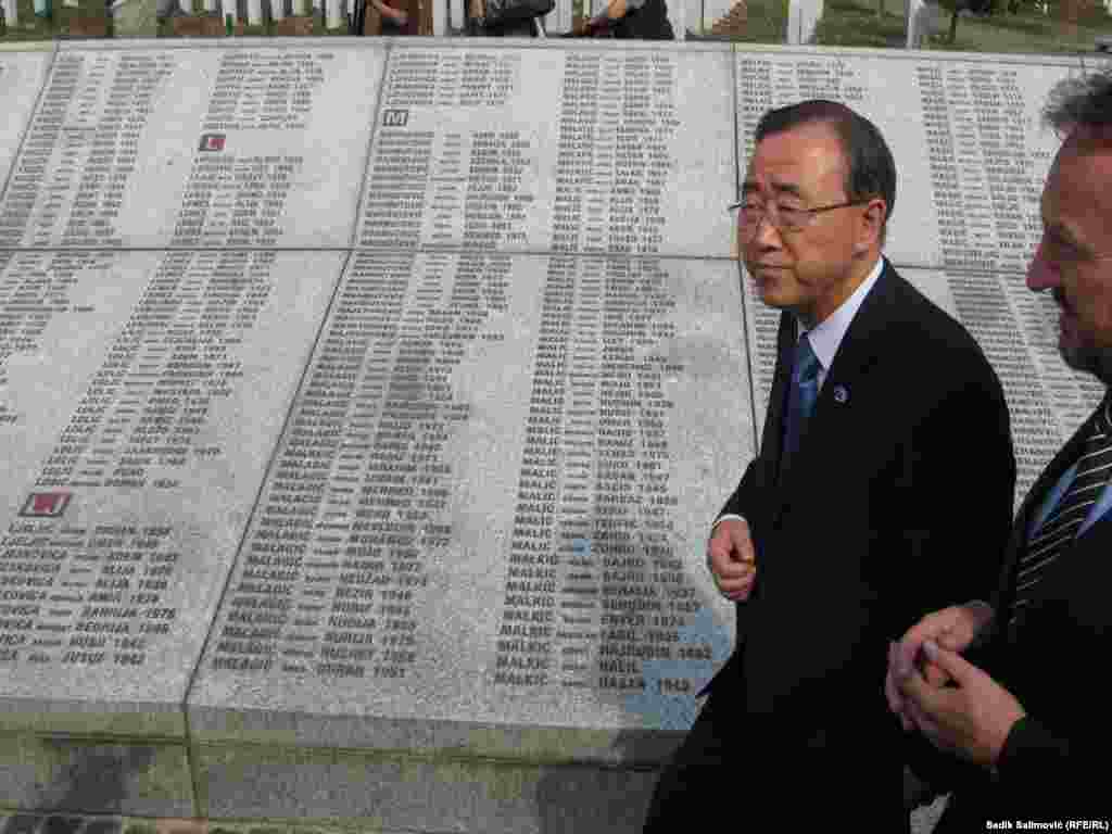 Ban Ki-Moon, kao generalni sekretar UN-a, posjetio je Memorijalni centar 26. jula 2012. gdje se poklonio žrtvama genocida. Bio je to njegov zadnji dan turneje na Zapadnom Balkanu koja je trajala od 20. do 26. jula 2012. godine.