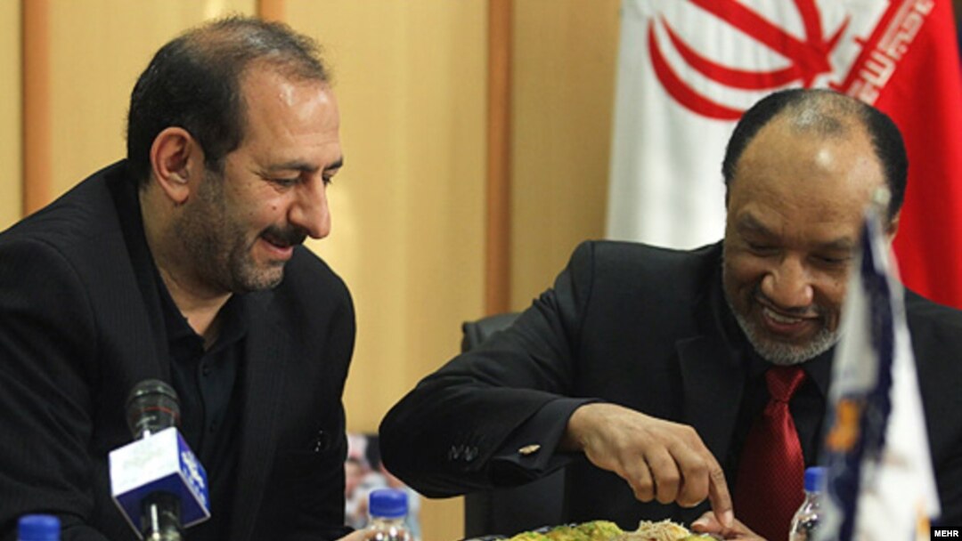 علی سعیدلو (چپ) در کنار محمد بن همام در بازدید رئیس کنفدراسیون فوتبال آسیا از تهران/ ۳۰ آذر ۸۹