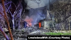ოდესაზე რუსული დრონებით შეტევის შედეგად დაზიანებული სახლი. 2026 წლის 6 აპრილი