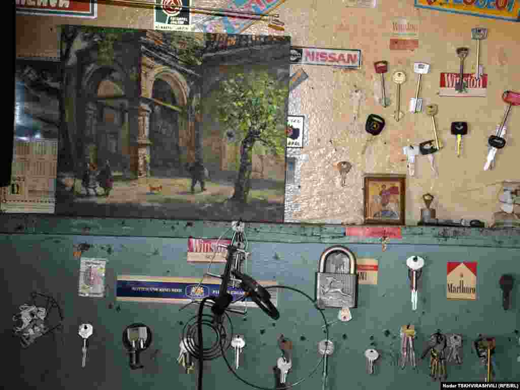 მესაათეები, მკერავები, მეწაღეები, გასაღების ხელოსნები - ისინი თბილისის ყველა უბანში არიან და ყველამ იცის მათი პატარა, უმეტესად, სარდაფებსა და ჩიხებში ”დამალული” ოთახების მისამართები...