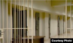 რუსთავის წინასწარი დაკავების იზოლატორი - შენობის მეორე სართულზე ადმინისტრაციაა განთავსებული.