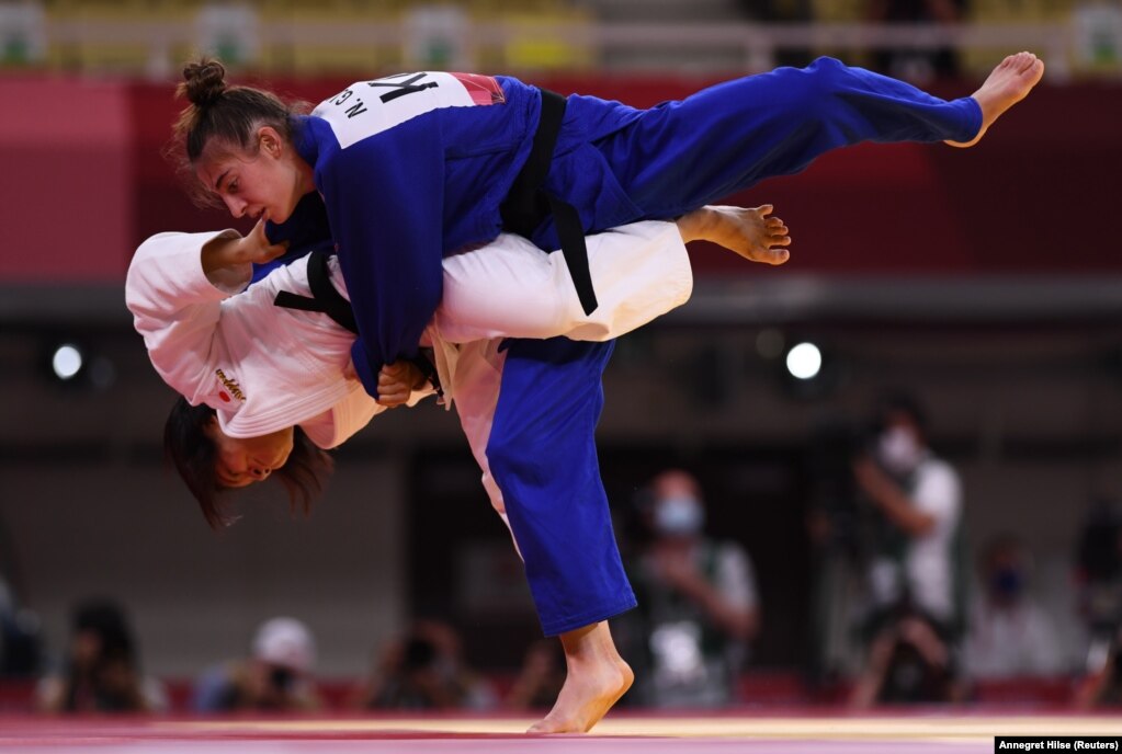 Nora Gjakova gjatë ndeshjes me Tsukasa Yoshida në gjysmëfinale të Lojërave Olimpike "Tokio 2021". 26 korrik 2021.