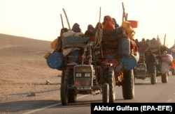 Афганцы покидают свои дома и едут по шоссе Кандагар – Кабул, 23 августа 2021 года.
