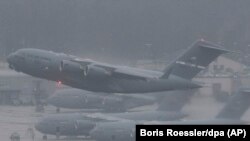 Avioane militare care decolează de la Ramstein, Germania