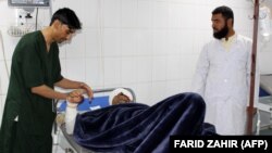 Повреден цивил од нападот на полициската база во болница