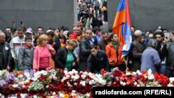Возложение цветов в ереванском мемориале "Цицернакаберд" (Армения)
