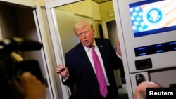 Тръмп говори пред репортери на борда на президентския самолет „Еър Форс 1“, 29 март 2026 г.