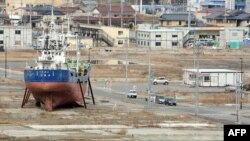 Рыболовное судно Kyotoku Maru до сих пор стоит на территории города Кесеннума, разрушенного при цунами 11 марта 2011 г. 