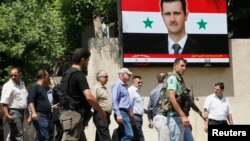 Syria -- Ake Sellstrom (C, wearing cap), the head of a UN chemical weapons investigation team, arrives at Yousef al-Azma military hospital in Damascus, August 30, 2013