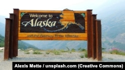 Inscripția „Bun venit în Alaska”, pe marginea Șoselei Klondike sin statul american, unde Donald Trump și Vladimir Putin urmează să se întâlnească, pe 15 august