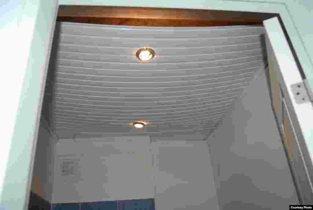 Фридон показывает железную раму, которая едва держится в дверном проеме. Но есть и другие проблемы: в ванной комнате свисает подвесной потолок, штукатурка у окон обвалилась, плинтусы отошли от стены