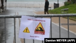 Znak o zatvaranju plaže zbog rizika od potapanja u sjeverozapadnoj Francuskoj, 8. januar 2026.