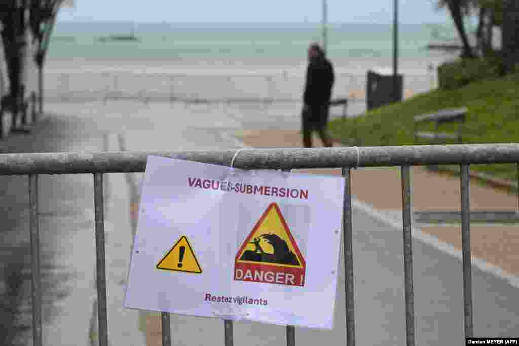 Një paralajmërim për mbylljen e një plazhi për shkak të rrezikut nga valë të mëdha në veriperëndim të Francës më 8 janar 2026. 