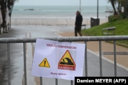 Знак за затворање на плажа поради ризик од поплави во северозападна Франција, 8 јануари 2026 г.