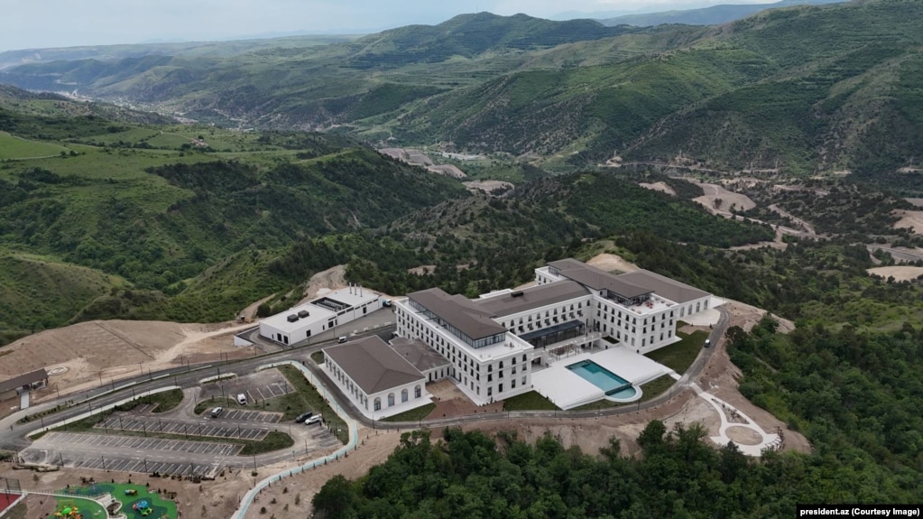 Kompleksi rekreativ i Laçinit gjatë kohës së hapjes së tij zyrtare në maj të vitit 2025.