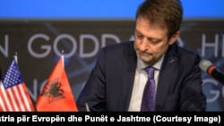 Albanski ministar za Evropu i inostrane poslove Ferit Hoxha tokom potpisivanja sporazuma u Washingtonu, SAD