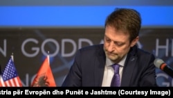 Ministri i Shqipërisë për Evropën dhe Punët e Jashtme, Ferit Hoxha, gjatë nënshkrimit të marrëveshjes në Uashington, SHBA.