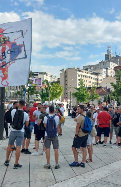 В масовите протести в Сърбия се появиха националистически лозунги Демонстрантите