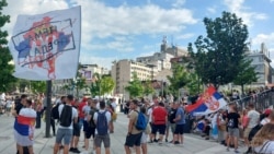 Gjatë protestës në Beograd më 28 qershor u pa një flamur me hartën e Kosovës në ngjyrat e flamurit të Serbisë me mbishkrimin “Nuk ka dorëzim”.